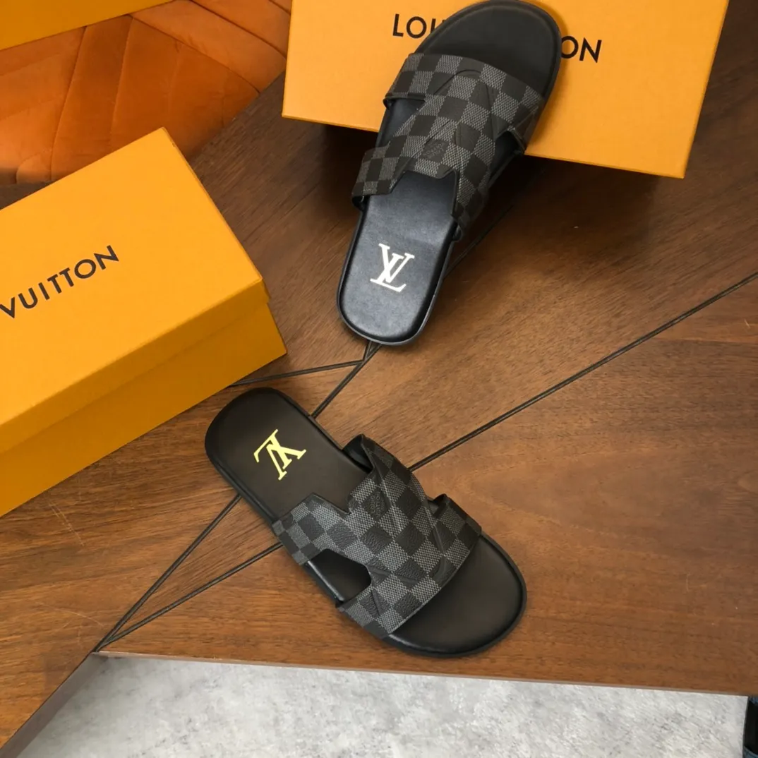 Factory price: 270💰LV counters are selling new brand luxury men's slippers, casual, loose and comfortable. The must-have model in the picture above [Happy][Happy], multiple colors available Size: 38-44, customized 45